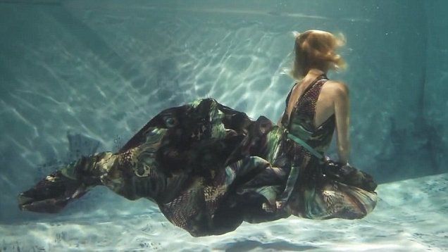 نمایش مد لباس زنانه بهار تابستان 2015 در زیر آب